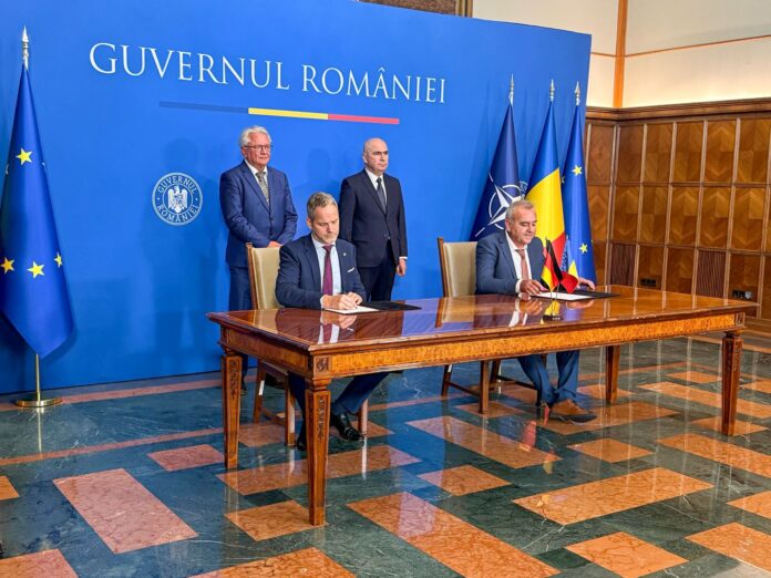 Rheinmetall-CEO Armin Papperger und der rumänische Ministerpräsident Ilie Bolojan (hinten, v. l.) bei der Unterzeichnung der Joint-Venture-Vereinbarung mit Pirochim Victoria zur gemeinsamen Poduktion von Treibladungspulver in Rumänien.