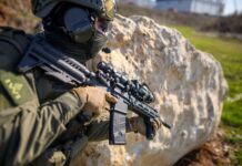 Die AR-15-Plattform mit Installation des Energiespeichers in der Schulterstütze und Verkabelung des Boost-Systems von IWI, hier kaum sichtbar.