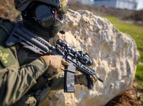 Energiesystem Boost von IWI: das Gewehr als Stromversorger 22 Die AR-15-Plattform mit Installation des Energiespeichers in der Schulterstütze und Verkabelung des Boost-Systems von IWI, hier kaum sichtbar.