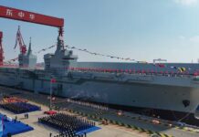 Das amphibische Trägerschiff Sichuan beim Stapellauf.