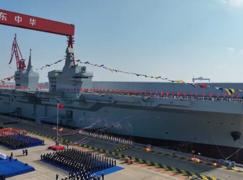 Das amphibische Trägerschiff Sichuan beim Stapellauf.