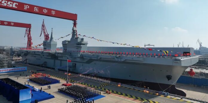 Das amphibische Trägerschiff Sichuan beim Stapellauf.