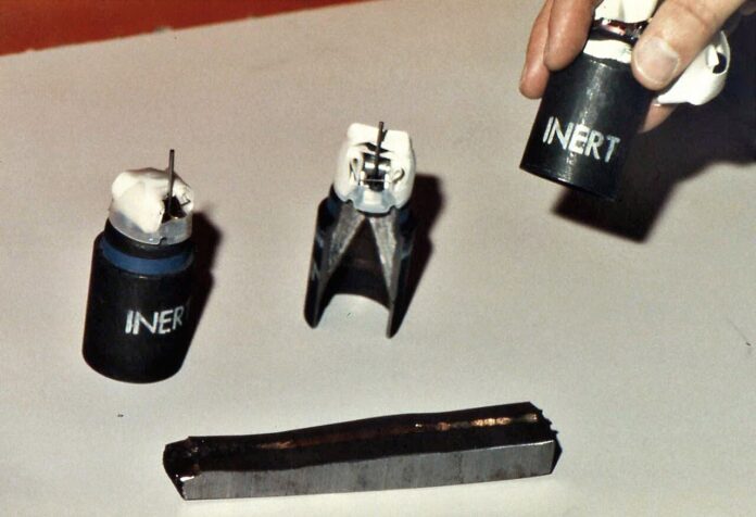 Die Clustermunition XM1208 soll die DPICM-Familie - hier inerte Submunition M77 für das MLRS-System - ablösen.