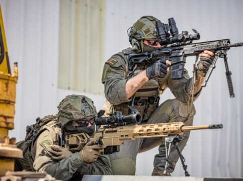 Zwei Modelle der MVO-Familie von Meprolight auf unterschiedlichen Waffen.