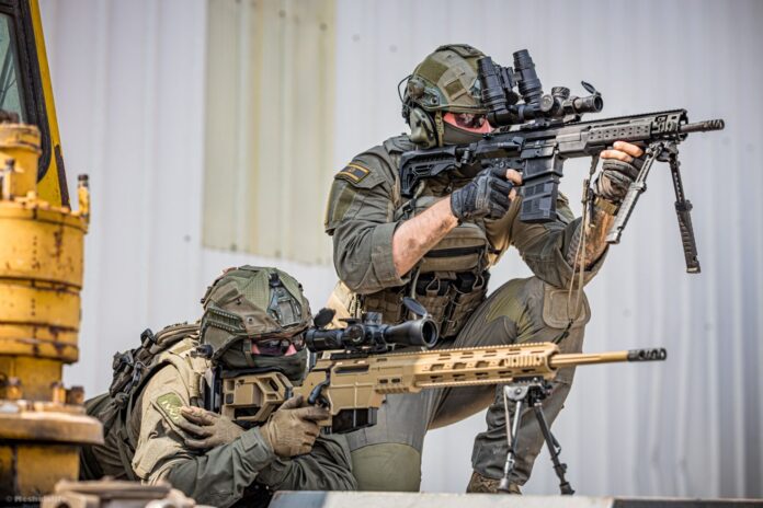 Zwei Modelle der MVO-Familie von Meprolight auf unterschiedlichen Waffen.