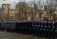 Das Wehrdienstgesetz wird nun voraussichtlich rechtzeitig für ein Inkrafttreten Anfang 2026 verabschiedet: Soldaten des Wachbataillons beim feierlichen Gelöbnis zum 70-jährigen Jubiläum der Bundeswehr vor dem Reichstagsgebäude.
