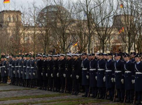 Das Wehrdienstgesetz wird nun voraussichtlich rechtzeitig für ein Inkrafttreten Anfang 2026 verabschiedet: Soldaten des Wachbataillons beim feierlichen Gelöbnis zum 70-jährigen Jubiläum der Bundeswehr vor dem Reichstagsgebäude.