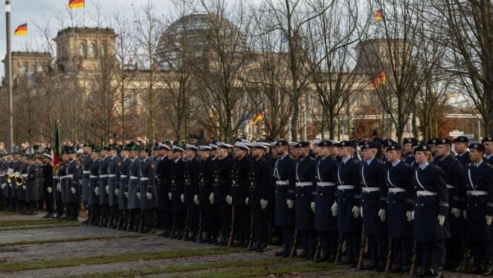 Das Wehrdienstgesetz wird nun voraussichtlich rechtzeitig für ein Inkrafttreten Anfang 2026 verabschiedet: Soldaten des Wachbataillons beim feierlichen Gelöbnis zum 70-jährigen Jubiläum der Bundeswehr vor dem Reichstagsgebäude.