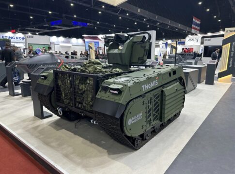 Das UGV THeMIS mit Waffenstation Loki auf der Defense & Security 2025 in Bangkok.