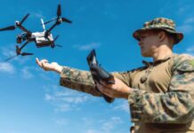 Ein U.S. Marine mit einer FPV-Drohne.