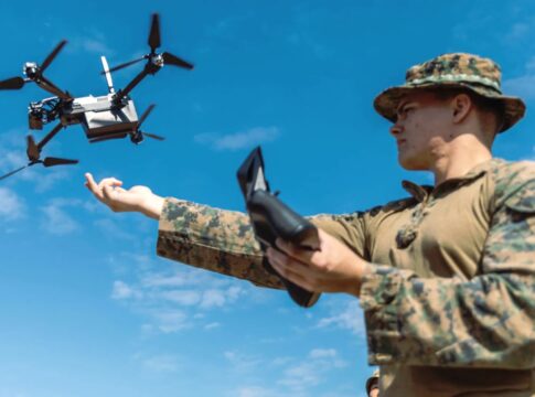 Drohnen überall: US-Spezialkräfte führen Kurse ein, Russland neue Truppengattung 8 Ein U.S. Marine mit einer FPV-Drohne.