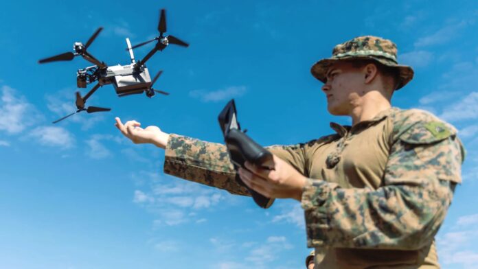 Ein U.S. Marine mit einer FPV-Drohne.