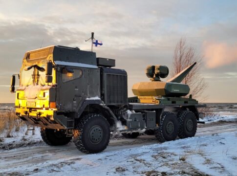 Rheinmetall demonstriert Drohnenabwehr-Fähigkeit in Finnland 5 Rheinmetall präsentierte das Drohnenabwehrsystem Skyspotter mit 30-mm-Revolverkanone auf HX-Fahrgestell in Finnland.
