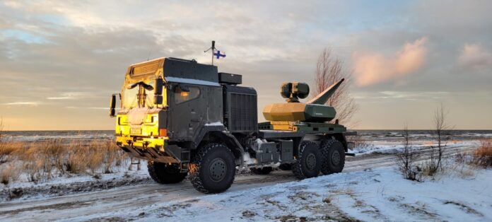 Rheinmetall präsentierte das Drohnenabwehrsystem Skyspotter mit 30-mm-Revolverkanone auf HX-Fahrgestell in Finnland.