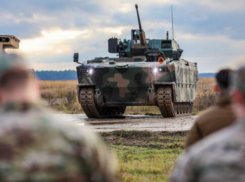 Ein Vorserienfahrzeug des Schützenpanzers Borsuk bei der Vorstellung 2022.