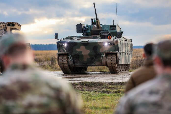 Ein Vorserienfahrzeug des Schützenpanzers Borsuk bei der Vorstellung 2022.
