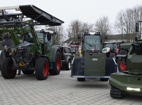 MilEng Industry Day 2025: Unbemannte Systeme und Traktoren 12 Der Blick auf das Außengelände des MILENG COE Industry Day 2025 zeigt: UGVs und Traktoren beherrschten die diesjährigen Ansätze.