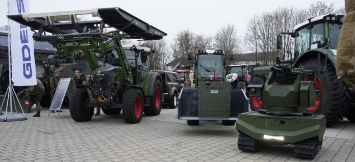 Der Blick auf das Außengelände des MILENG COE Industry Day 2025 zeigt: UGVs und Traktoren beherrschten die diesjährigen Ansätze.