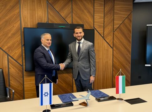 Dan Slasky, Präsident und CEO der Aeronautics Group (l.) und István Sárhegyi, CEO von 4iG SDT, bei der Vertragsunterzeichnung.