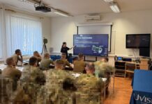 Dem Training im Gelände gehen Einweisungen im Schulungsraum durch UVision voraus.
