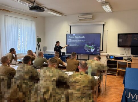 Dem Training im Gelände gehen Einweisungen im Schulungsraum durch UVision voraus.
