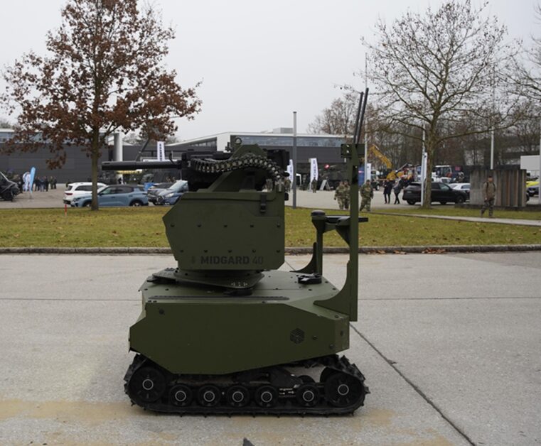 MilEng Industry Day 2025: Unbemannte Systeme und Traktoren 2 Das ARX-UGV Gereon mit der Waffenstation Midgard und der HK GraMaWa 40 mm als Option zum Öffnen von Minensperren.