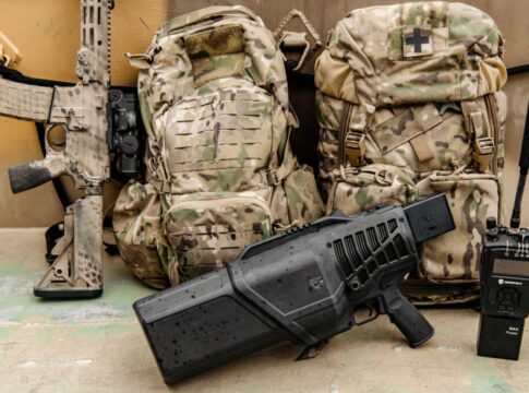 Drohnenabwehr: DroneShield erhält europäischen Folgeauftrag 9 DroneShield DroneGun Mk4 (m.) und RfPatrol Mk2 (r.) sind ausgelegt für den hochmobilen Einsatz wie bei Spezialkräften oder der Infanterie.