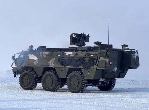 Transportpanzer Patria 6x6 in der Konfiguration der schwedischen APC mit Waffenstation Kongsberg Protector RS4.