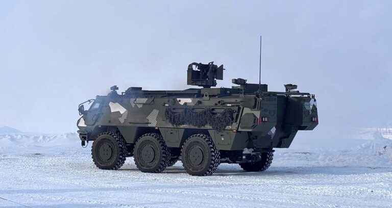 Transportpanzer Patria 6x6 in der Konfiguration der schwedischen APC mit Waffenstation Kongsberg Protector RS4.