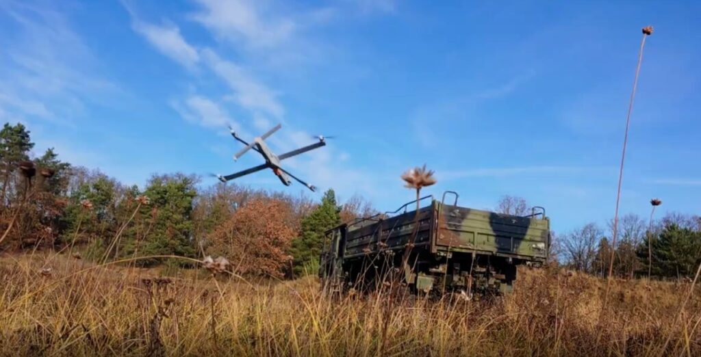 Weitere Loitering Munition und IdZ-ES-Systeme für Bundeswehr 2 Die Bundeswehr experimentiert erfolgreich mit Loitering Munition, hier kurz vor dem Auftreffen auf ein Zielfahrzeug.
