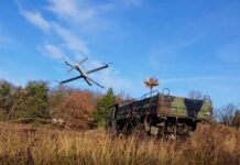 Die Bundeswehr experimentiert erfolgreich mit Loitering Munition, hier kurz vor dem Auftreffen auf ein Zielfahrzeug.