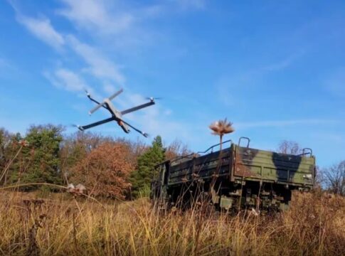 Die Bundeswehr experimentiert erfolgreich mit Loitering Munition, hier kurz vor dem Auftreffen auf ein Zielfahrzeug.