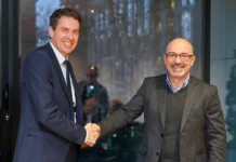 Florian Hohenwarter, künftiger CEO von KNDS Deutschland (l.), und Roberto Cingolani, CEO und General Manager von Leonardo, bei der Unterzeichnung der Absichtserklärung in Amsterdam.
