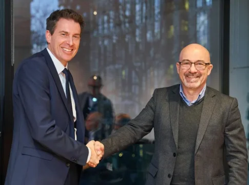 Florian Hohenwarter, künftiger CEO von KNDS Deutschland (l.), und Roberto Cingolani, CEO und General Manager von Leonardo, bei der Unterzeichnung der Absichtserklärung in Amsterdam.