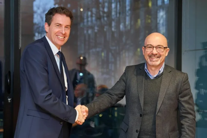 Florian Hohenwarter, künftiger CEO von KNDS Deutschland (l.), und Roberto Cingolani, CEO und General Manager von Leonardo, bei der Unterzeichnung der Absichtserklärung in Amsterdam.