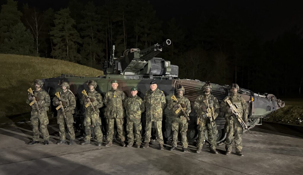 Übergabe an das Panzergrenadierbataillon 122 auf dem Truppenübungsplatz Grafenwöhr. 