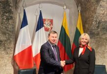 KNDS-Vertreter Olivier Travert (l.) und Aistė Garunkštytė von der Beschaffungsagentur des Verteidigungsministeriums Litauens bei der Vertragsunterzeichnung in Vilnius.