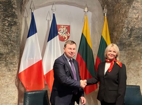 KNDS-Vertreter Olivier Travert (l.) und Aistė Garunkštytė von der Beschaffungsagentur des Verteidigungsministeriums Litauens bei der Vertragsunterzeichnung in Vilnius.