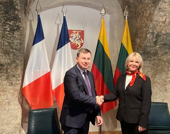 KNDS-Vertreter Olivier Travert (l.) und Aistė Garunkštytė von der Beschaffungsagentur des Verteidigungsministeriums Litauens bei der Vertragsunterzeichnung in Vilnius.