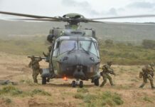 Ein Transporthubschrauber NH90 setzt während der Übung Noble Jump 2023 auf Sardinien Soldaten ab.