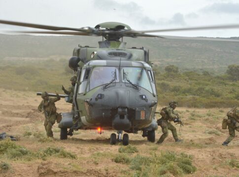 Ein Transporthubschrauber NH90 setzt während der Übung Noble Jump 2023 auf Sardinien Soldaten ab.