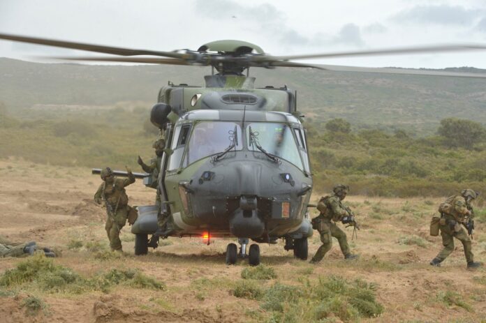 Ein Transporthubschrauber NH90 setzt während der Übung Noble Jump 2023 auf Sardinien Soldaten ab.