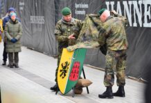 Enthüllung des Wappens der Panzerbrigade 45 während der Indienststellung am 1. April 2025.