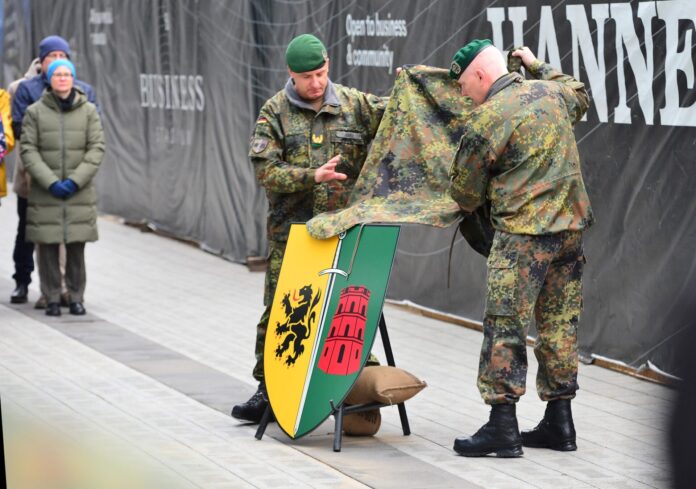 Enthüllung des Wappens der Panzerbrigade 45 während der Indienststellung am 1. April 2025.