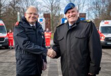 Oliver Meermann, Mitglied des Bundesvorstandes der Johanniter-Unfall-Hilfe und Generaloberstabsarzt Dr. Ralf Hoffmann, Befehlshaber des Zentralen Sanitätsdienstes der Bundeswehr (v.l.n.r.) stellen gemeinsam die Verwundeten-Transportkomponente 100 der Johanniter vor.