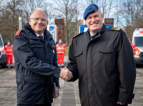 Oliver Meermann, Mitglied des Bundesvorstandes der Johanniter-Unfall-Hilfe und Generaloberstabsarzt Dr. Ralf Hoffmann, Befehlshaber des Zentralen Sanitätsdienstes der Bundeswehr (v.l.n.r.) stellen gemeinsam die Verwundeten-Transportkomponente 100 der Johanniter vor.