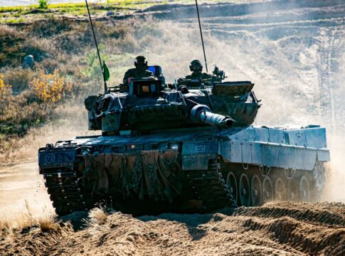Panzerbrigade 45 erhält erste Kampftruppenbataillone 7 Kampfpanzer Leopard während der Übung Iron Wolf in Litauen. Künftig werden der dort stationierten Panzerbrigade 45 zwei gepanzerte Kampftruppenbataillone fest unterstellt.