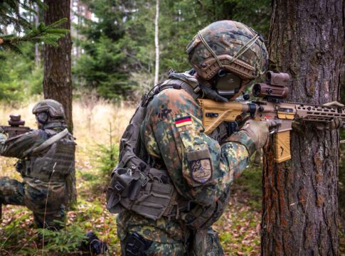Soldaten des Panzergrenadierbataillons 122 mit dem neuen G95KA!. Hier sitzt die Hensoldt-Visierkombination aus ZO 4x30i und RSA auf der Waffe.
