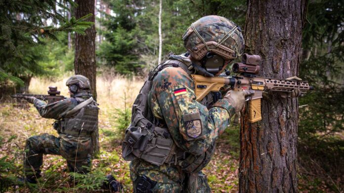 Soldaten des Panzergrenadierbataillons 122 mit dem neuen G95KA!. Hier sitzt die Hensoldt-Visierkombination aus ZO 4x30i und RSA auf der Waffe.