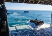 Zwei Amphibious Combat Vehicles des U.S. Marine Corps (USMC) verlassen das Welldeck des Docklandungsschiffes USS Somerset (LPD 25) der San-Antonio-Klasse.